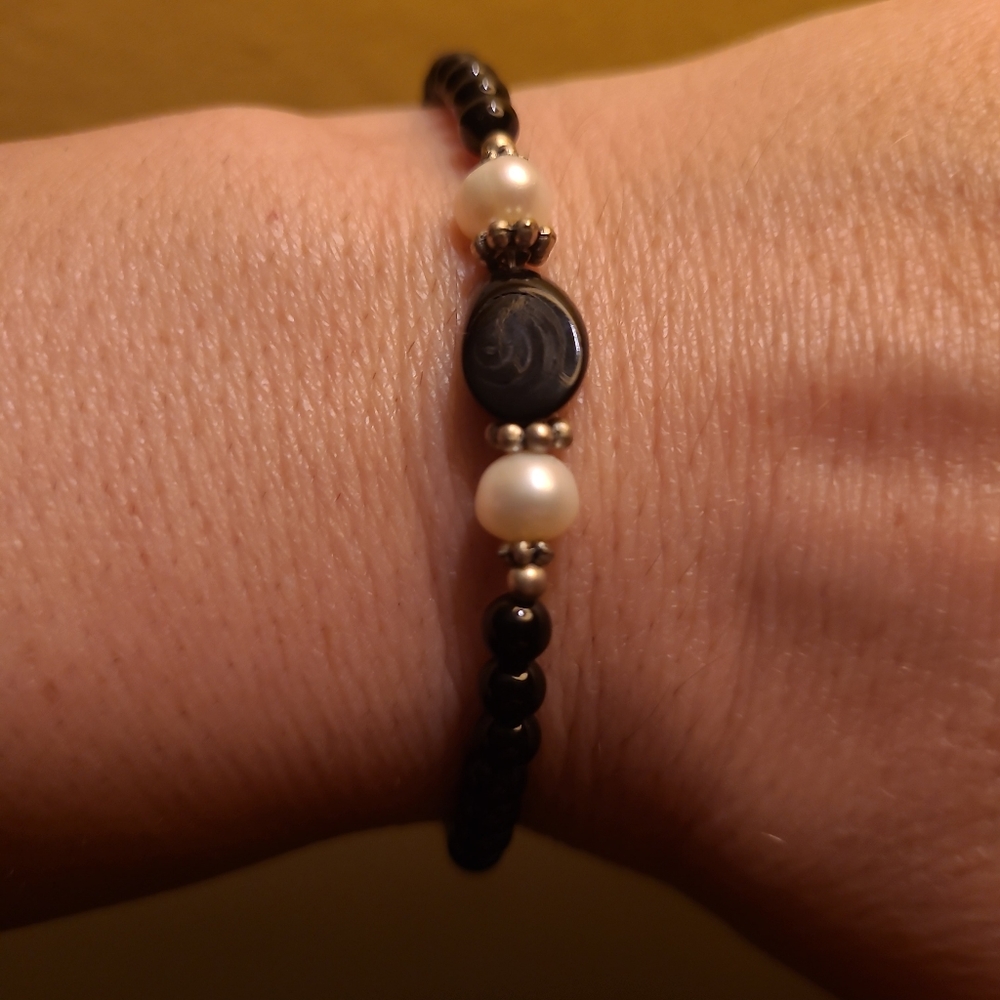 Black and White Faux Pearl Bracelet brass Tone Accents costume Jewelry